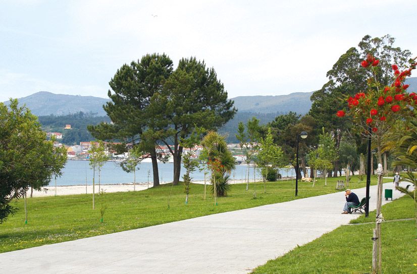 Paseo marítimo ajardinado junto a la playa de Boiro
