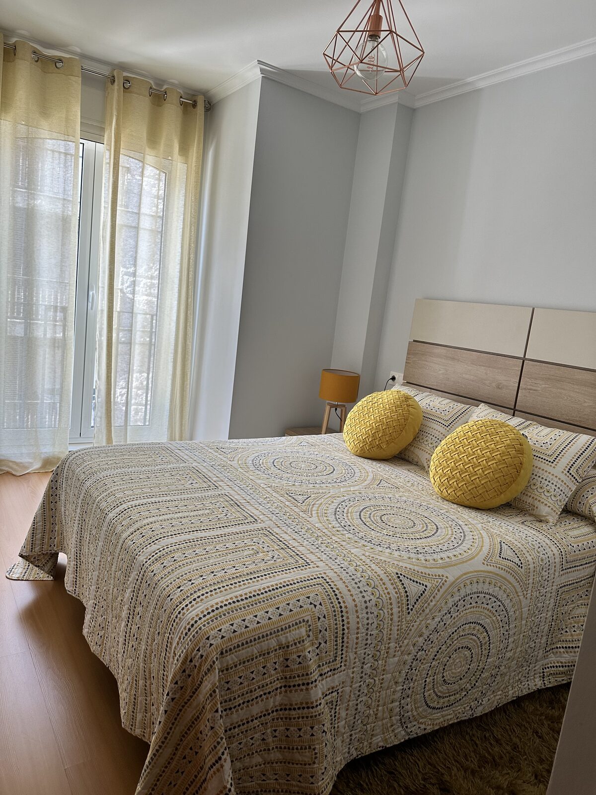 Dormitorio principal con cama de matrimonio