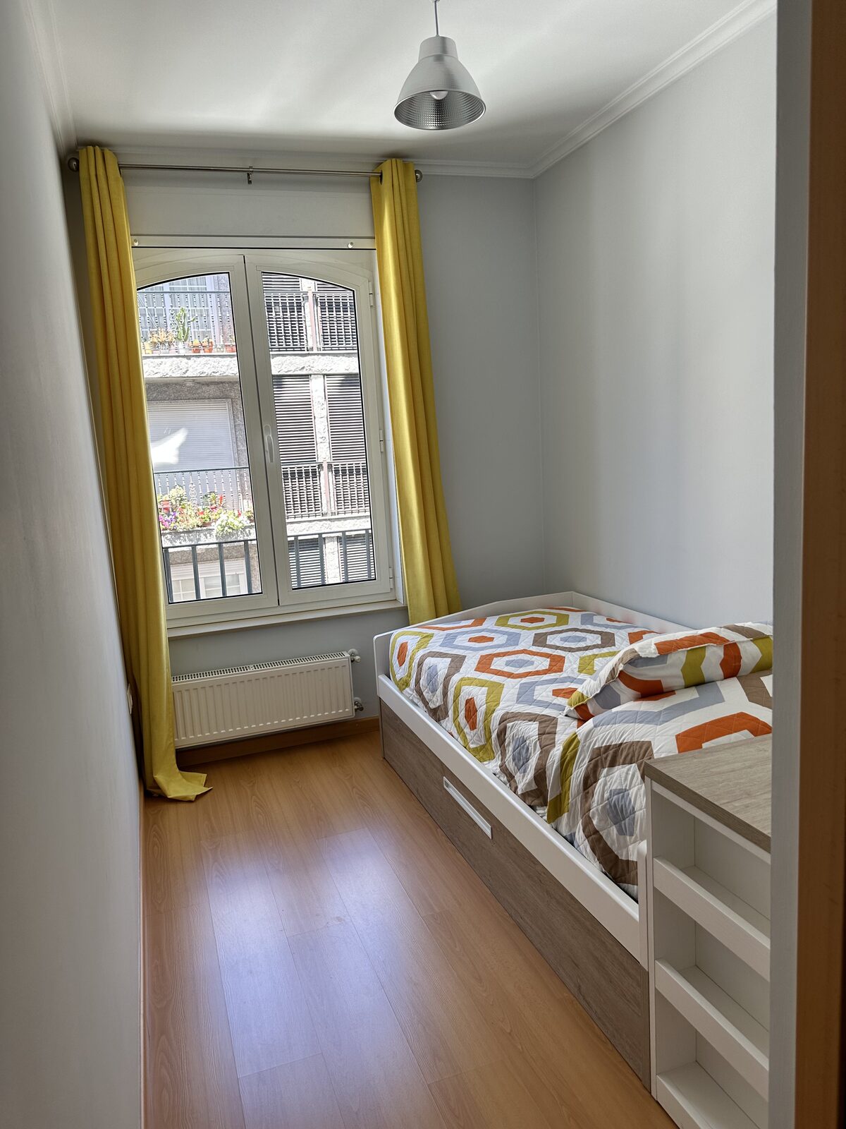 Dormitorio individual luminoso con vistas a la calle