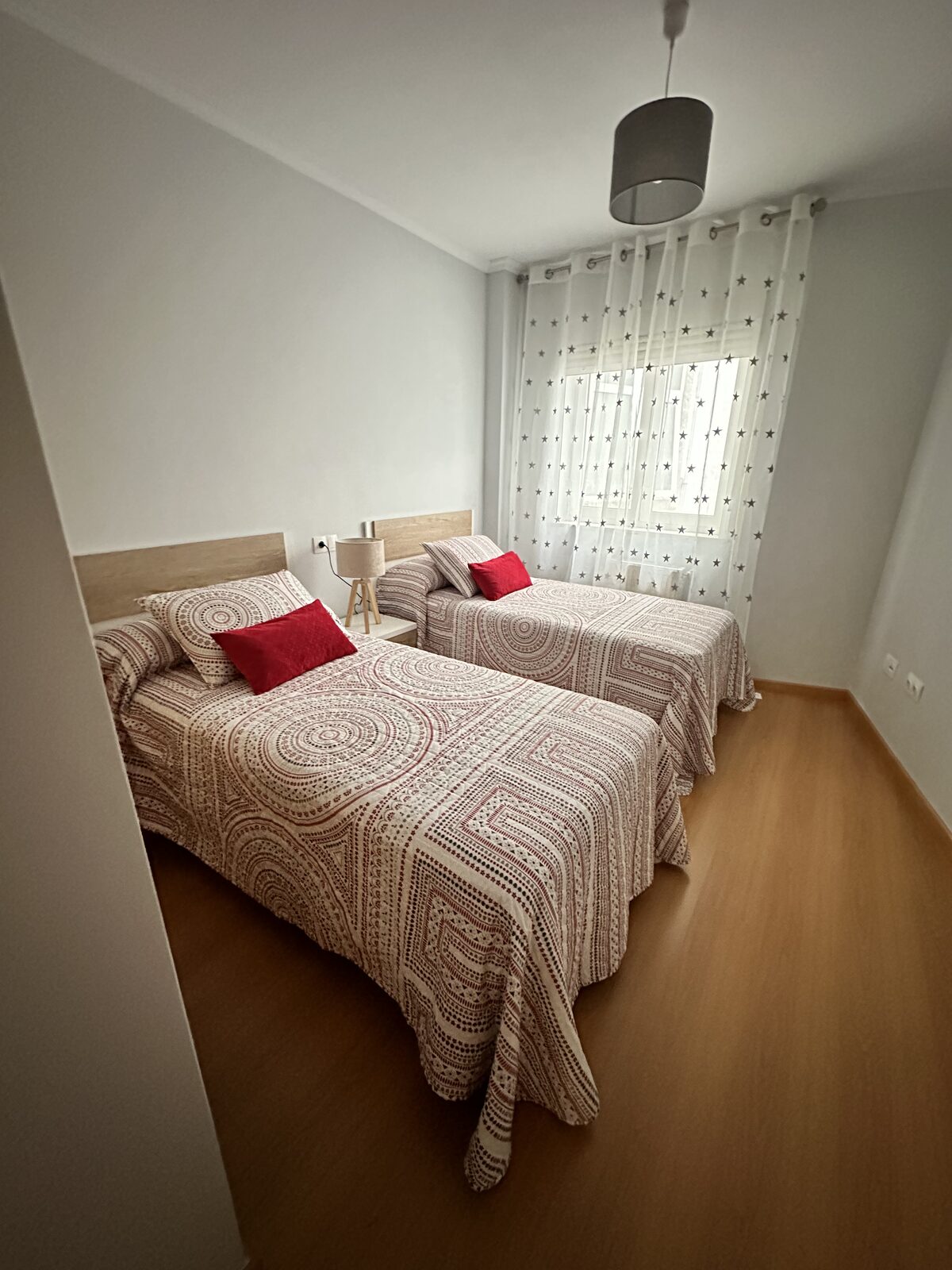 Dormitorio con dos camas individuales y cabeceros de madera