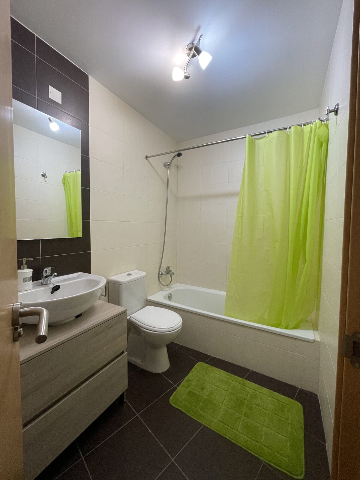 Baño completo con bañera y mueble de lavabo