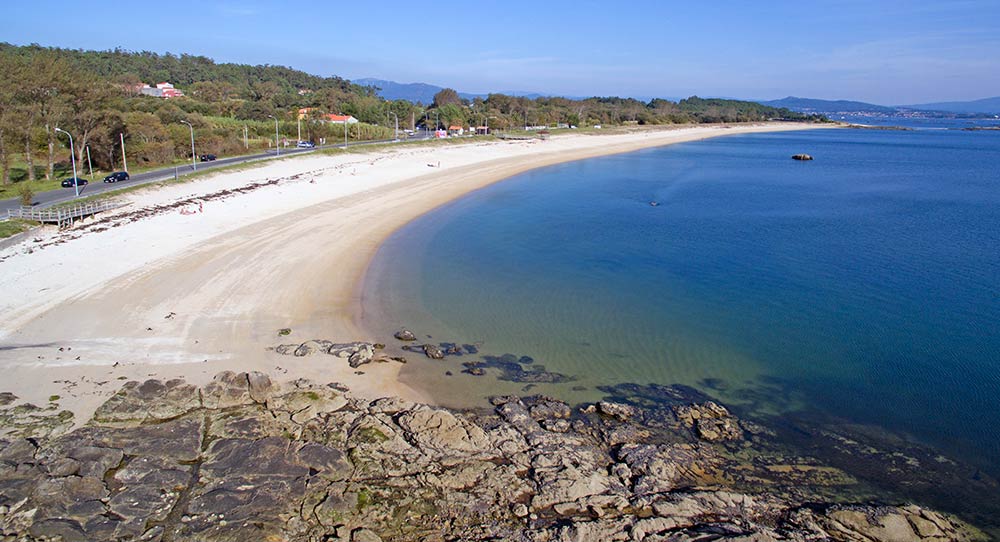Vista aérea de la playa de Boiro con la Ría de Arousa al fondo
