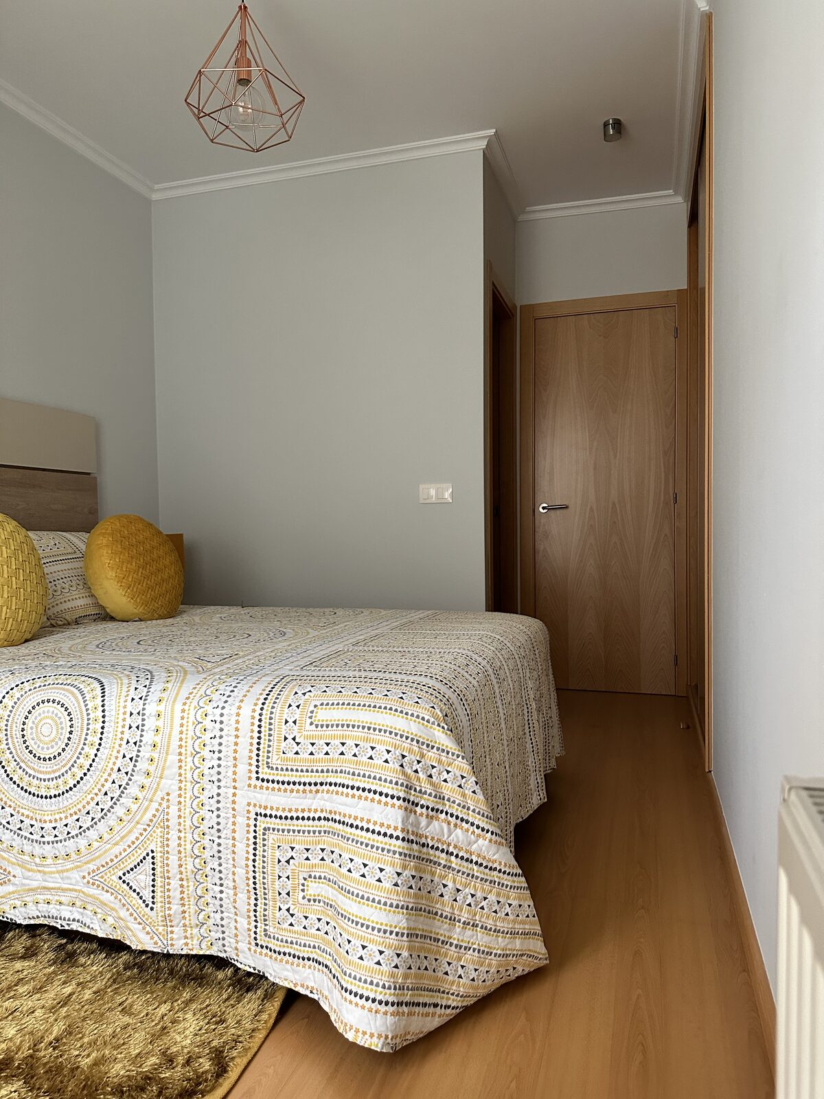 Dormitorio doble con armario empotrado y lámpara de diseño
