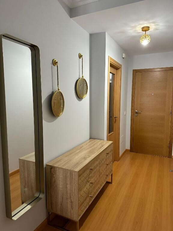 Recibidor del apartamento con espejo y cómoda